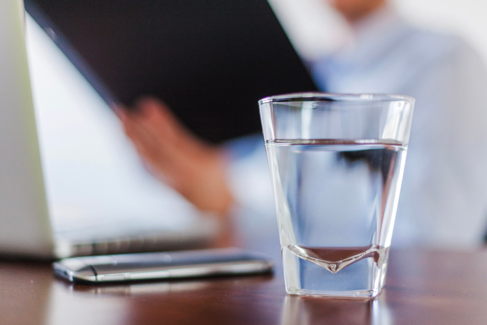 Vaso de agua sobre escritorio