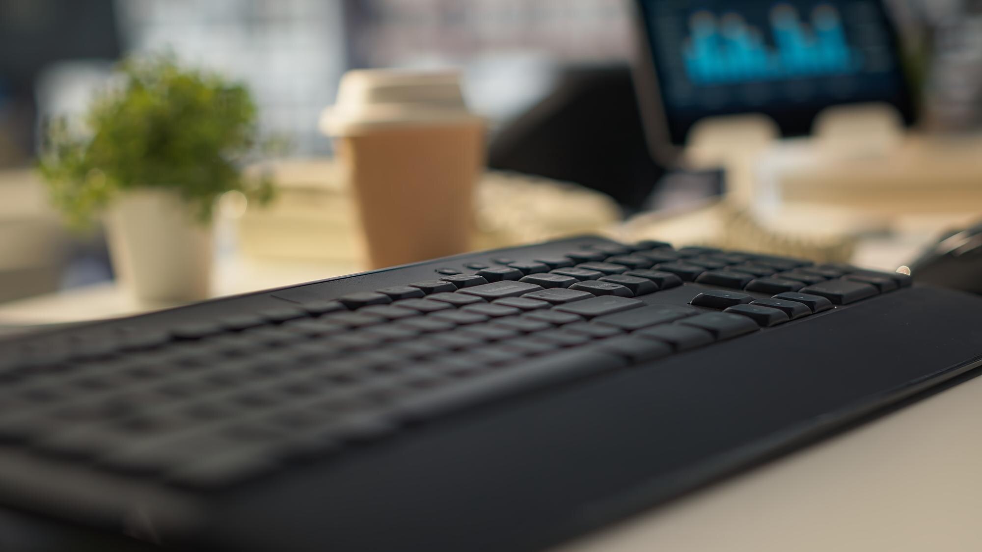 Detalle de monitor y teclado